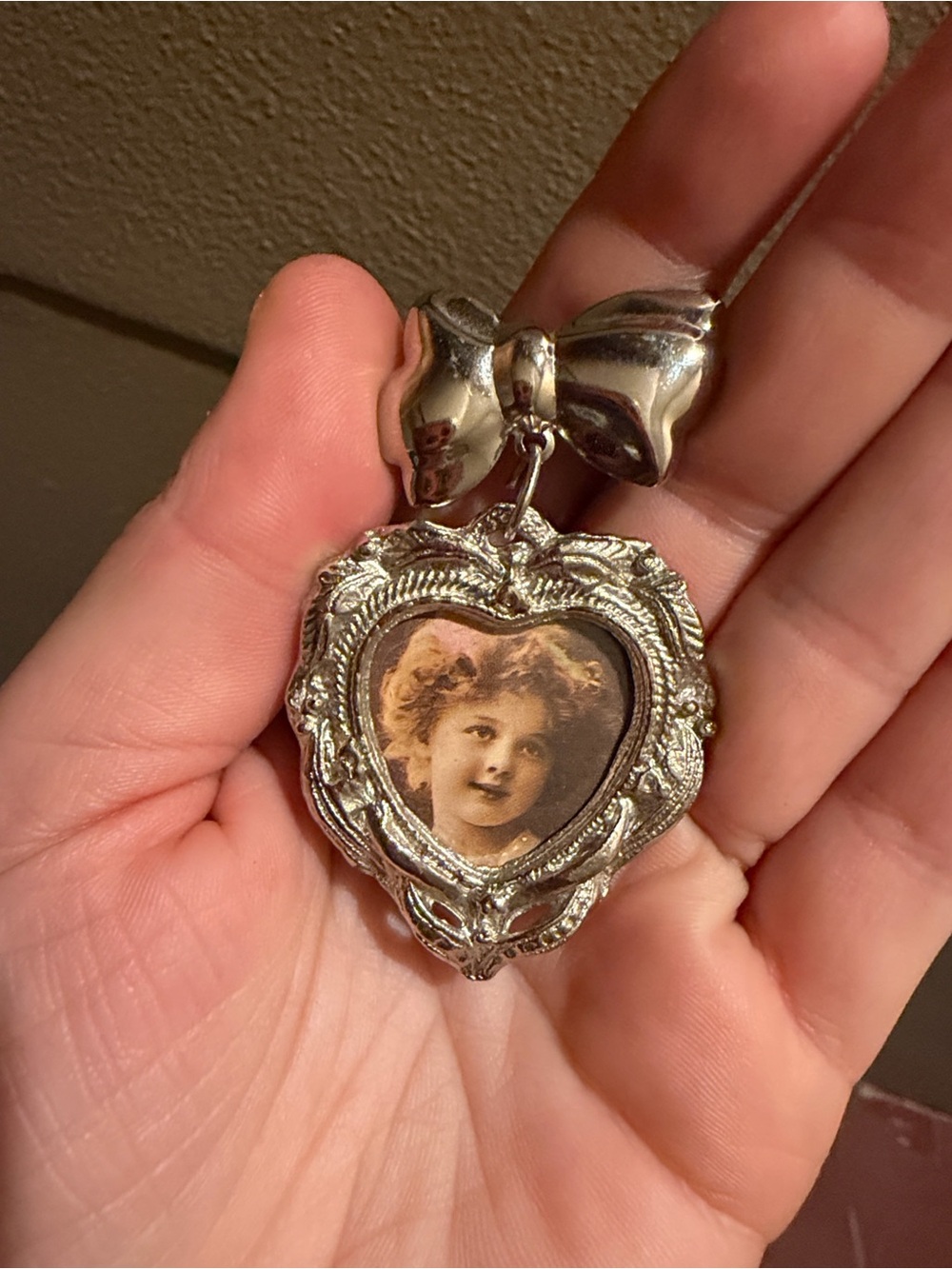 Vintage Victorian Sweetheart Photo Pin: Silver Tone Bow Collar Brooch